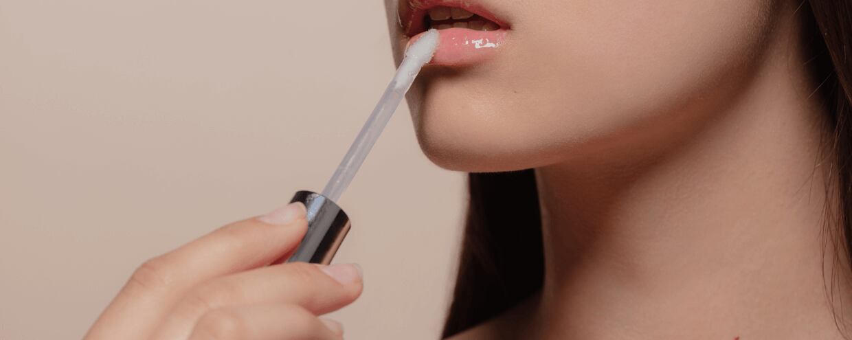 Pool Lips: Letní make-up trend, který promění vaše rty v šperk